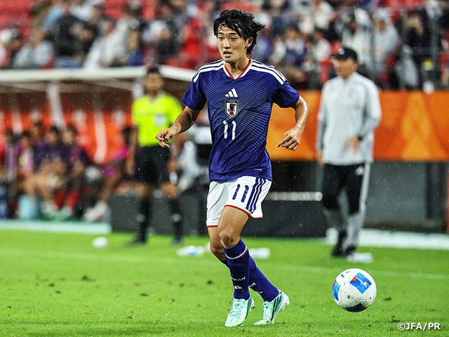 Yumeki Yokoyama carrying the ball in Japan’s number 11 shirt